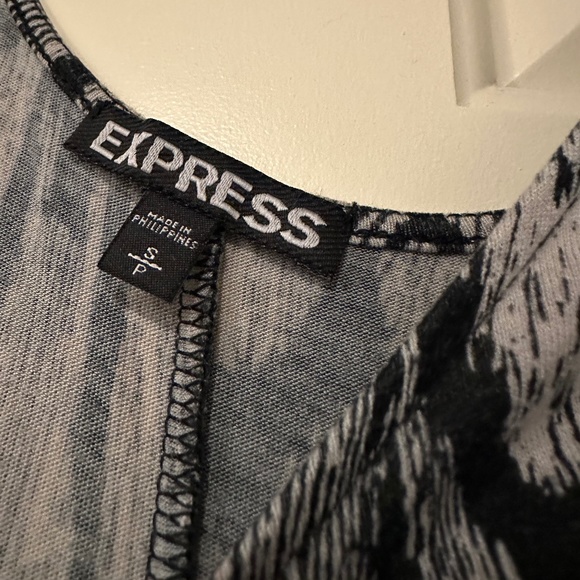 Express Quarter-Sleeve Leaves-Print Jersey Stretch Dress in Size Small - Picture 6 of 6